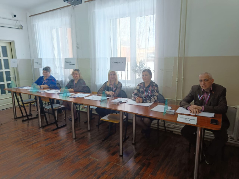 Второй день на базе Мичуринского лицея работают два избирательных участка: №253 и №254.