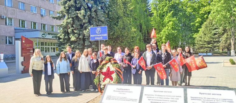 Возложение венка на могилу генерал-майора Дальней Авиации, участника Великой Отечественной войны Леонида Антоновича Горбацевича.