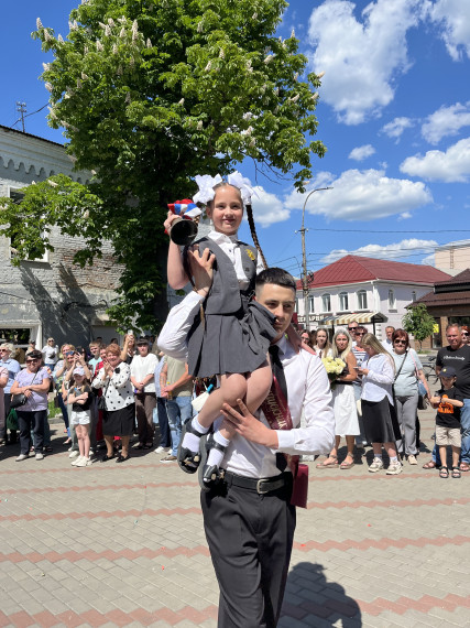 24 мая 2025 года в ТОГАОУ «Мичуринский лицей» прошла торжественная линейка «Последний звонок-2025».